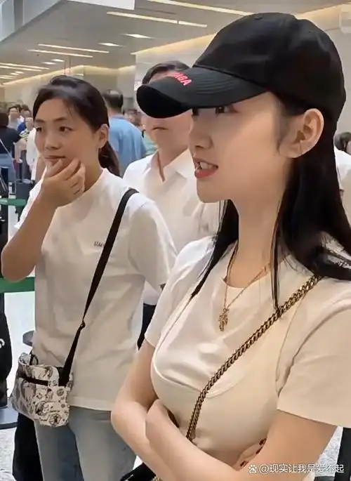 景甜是一位非常成功的演员,她在很多人心目中扮演着白月光角色的形象.