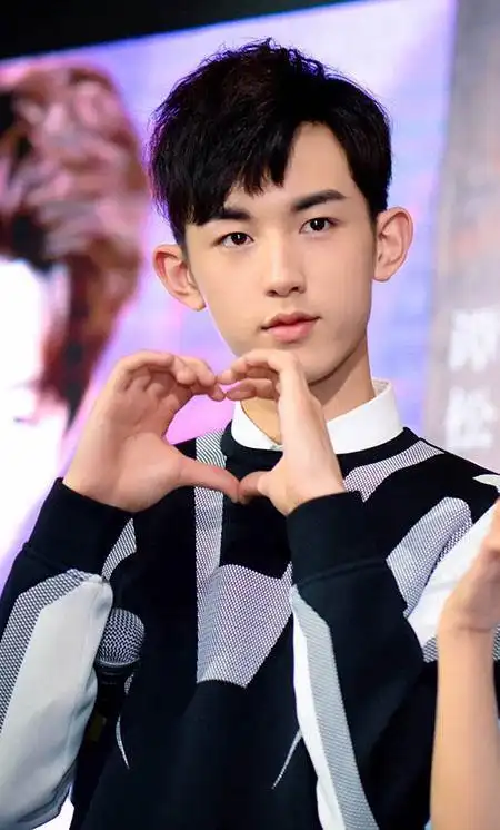 作为高考后的首次亮相,郭俊辰一出场便吸引众多粉丝与媒体的关