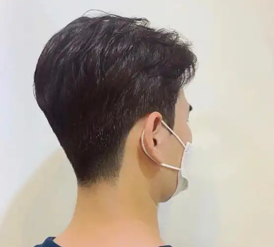 对于年轻男生来说,纹理烫发是很受欢迎的一种发型,顶区烫出纹理感