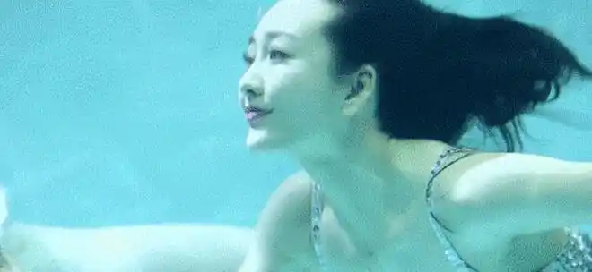37岁王鸥有多招男人稀罕当她的戏水照流出网友撩得我腿脚发麻