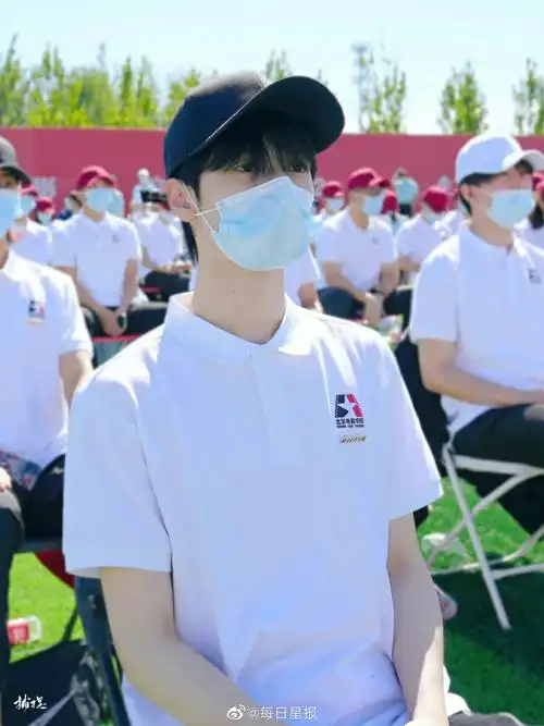 严浩翔参加北电开学典礼#一身白色校服好清爽,北电大一新生严浩翔