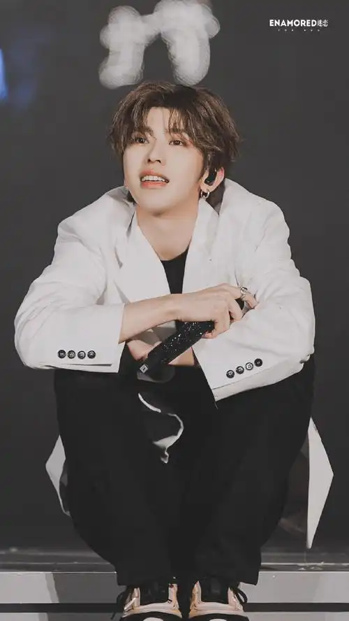 蔡徐坤 白色西装