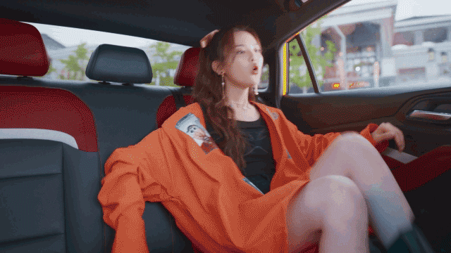 杨超越&全新mg5挑战第二弹!前方性感白腿预警!