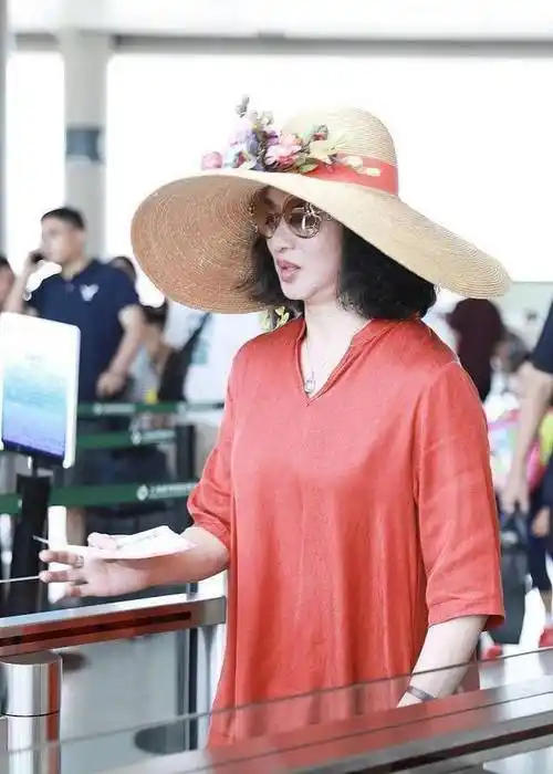 金星造型夸张亮相机场,图四拍出了精髓!