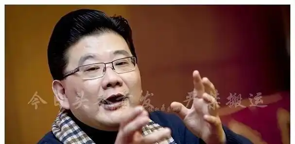 从"上海榜首主持人"沦为全网笑柄,曹可凡终究做了什么