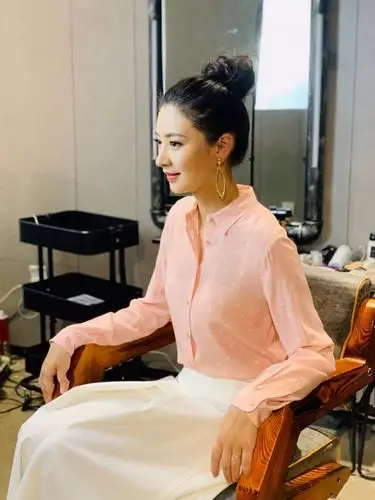 斓曦好歹是个明星穿起球毛衣很寒酸不能体面一些吗