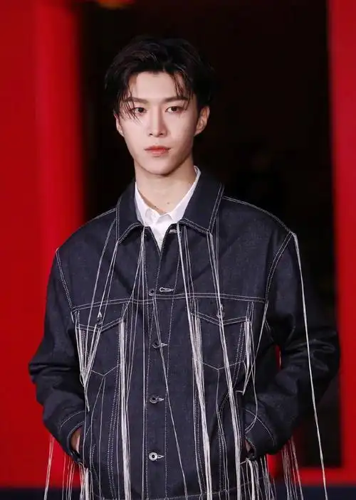 范丞丞一身华丽装出席高定秀时髦前卫的酷boy青春感爆棚