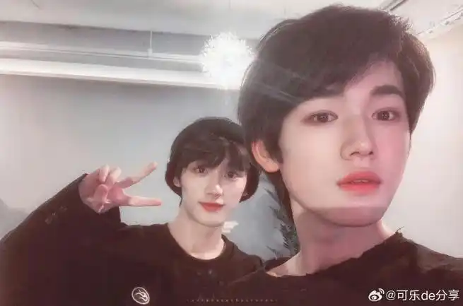 宋亚轩丁程鑫合照