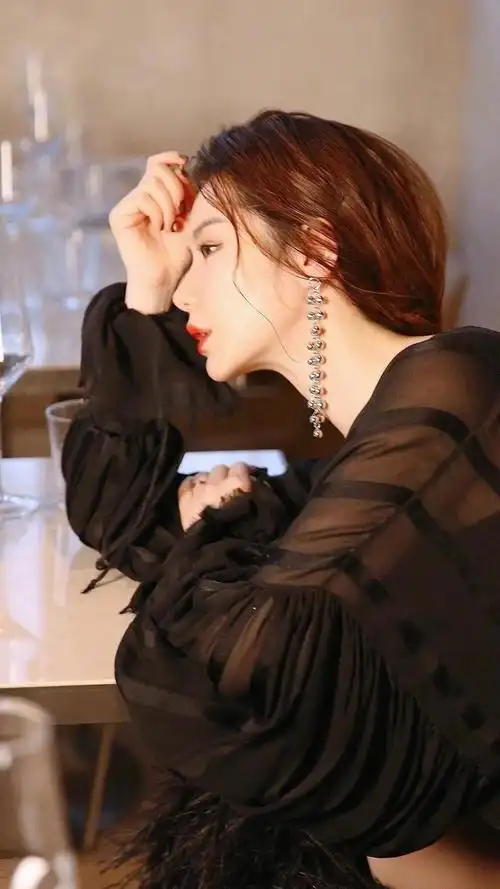 高冷女王戚薇高清手机壁纸