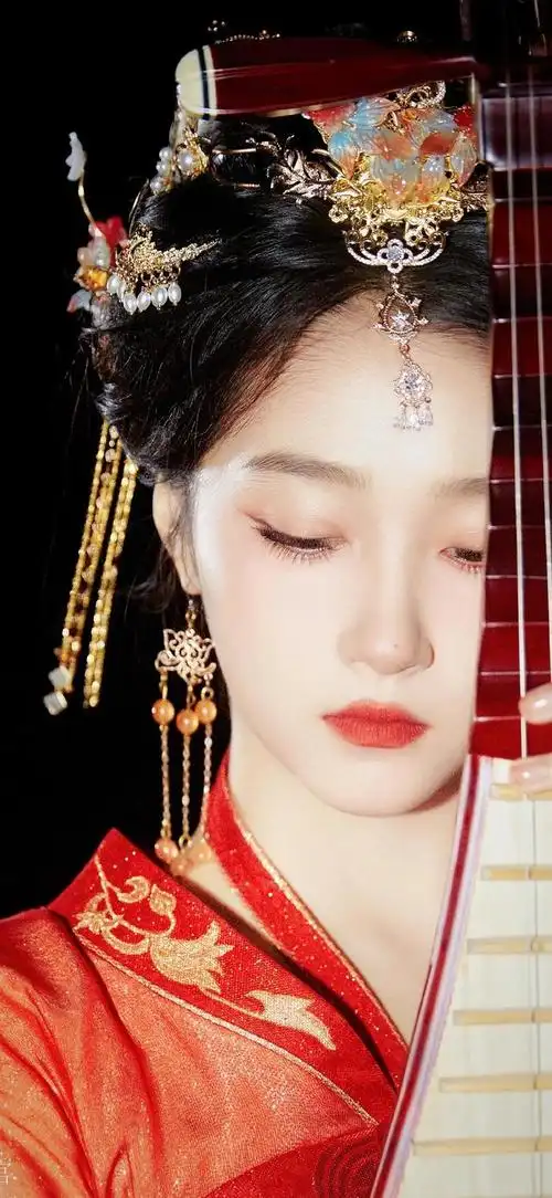 关晓彤的古装造型不仅展现了她独特的气质,更在细节之处彰显了她的