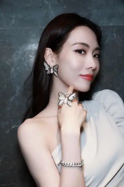 王霏霏性感斜肩裙写真图片33