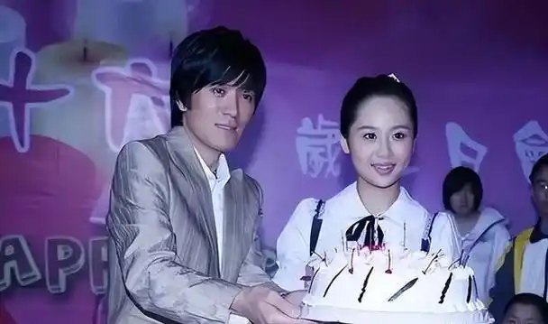 尽管杨紫拥有圆圆的脸蛋和五官并不十分出众,但这并未给予她在演艺界