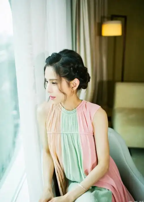 李若彤终于剪发型一头短放逐铆钉皮夹克知性优雅帅酷