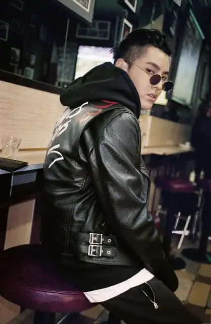 吴亦凡嘻哈风街拍帅气写真图片