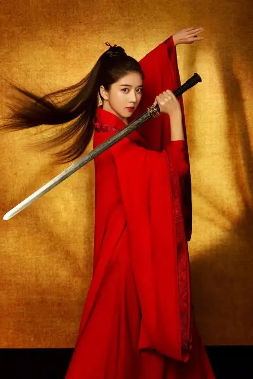 小花李凯馨新曝光的这组红衣女侠写真好霸气,高马尾简单利落,手持长剑