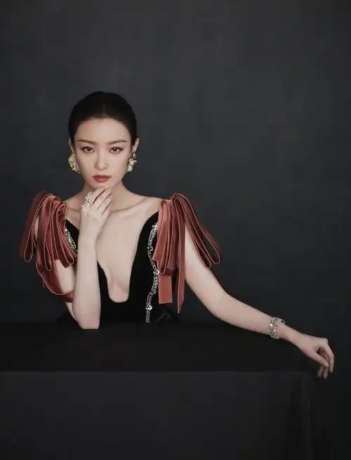 红毯霸主倪妮又来了深v黑裙大秀锁骨网友连脚趾都美