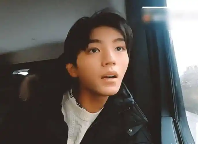 《恰好是少年》预告片:王俊凯被怼脸拍超绝,刘昊然却变为路人_脸蛋