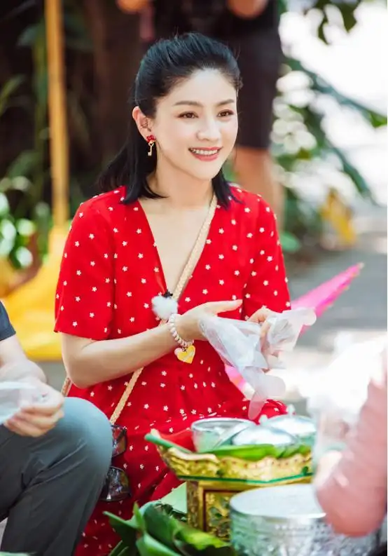 胡可一身红装美的耀眼,复古搭配显高级,早这么穿会更火