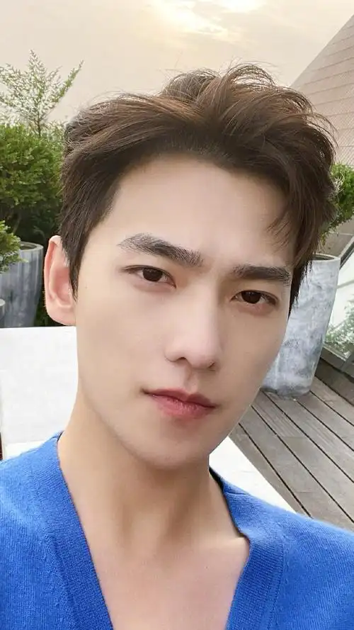 八月的最后一天,大帅哥杨洋自拍营业~素颜状态也太嫩了