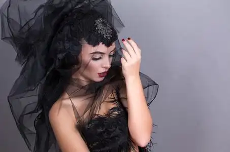 bdsm 紧身衣带扣, 滑稽短裙裙和可爱的海报帽与面纱美丽的年轻女子,与