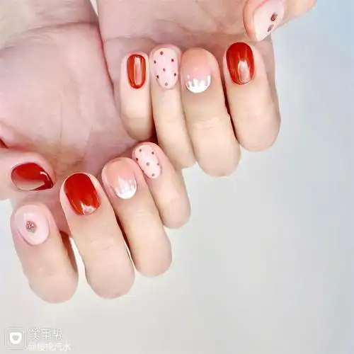 草莓水果椭圆型跳色明亮色学生党波点美甲图片
