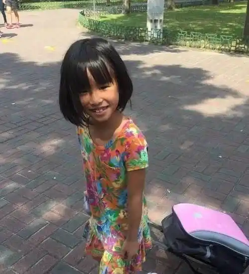 身穿花裙子的女儿既没遗传张庭的美貌,且又黑又瘦,与张庭一点儿也不像