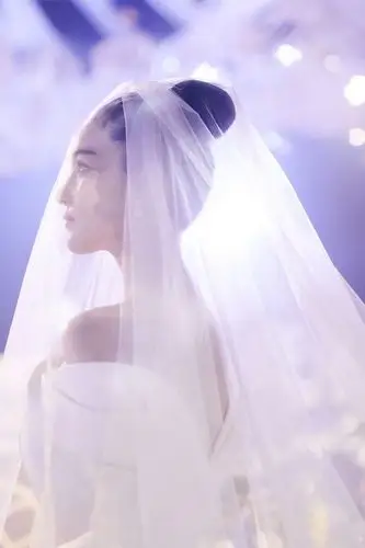 张馨予婚后晒婚礼现场照,穿婚纱清纯唯美,何捷两次亲吻新娘手背