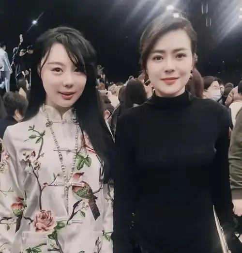 陈辰:从璀璨主持到幸福人妻,事业与爱情双丰收的魅力