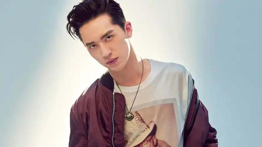 内地明星许魏洲明星风尚壁纸4