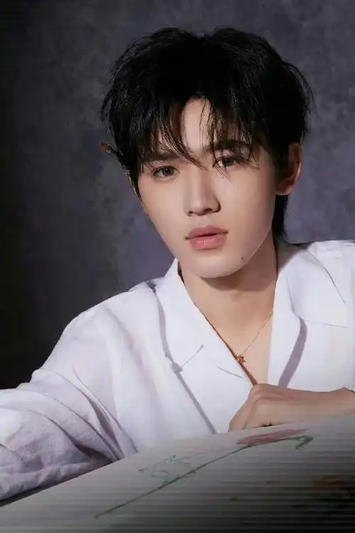 宋亚轩透视白衬衫#宋亚轩造型分享,白色衬衫简单干净,搭配凌乱感发型