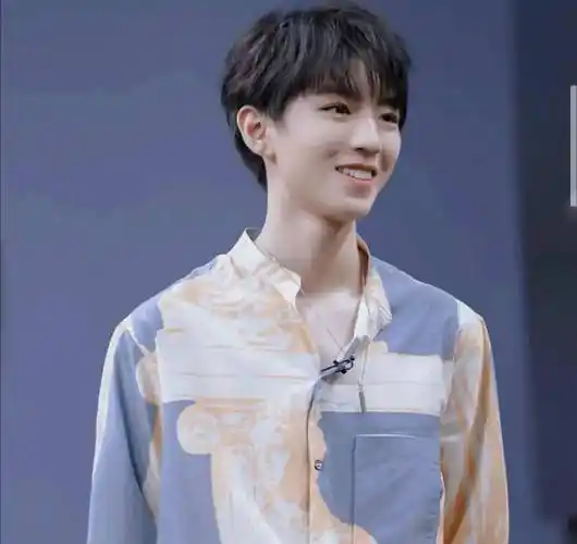 摄影师分享王俊凯神图的幕后细节,原来是随机抓拍,氛围感太强_照片