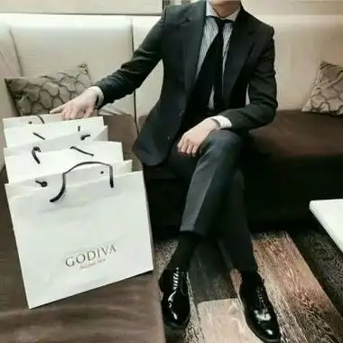 帅气西装男头纵然全身投入却不动声色.男生头像