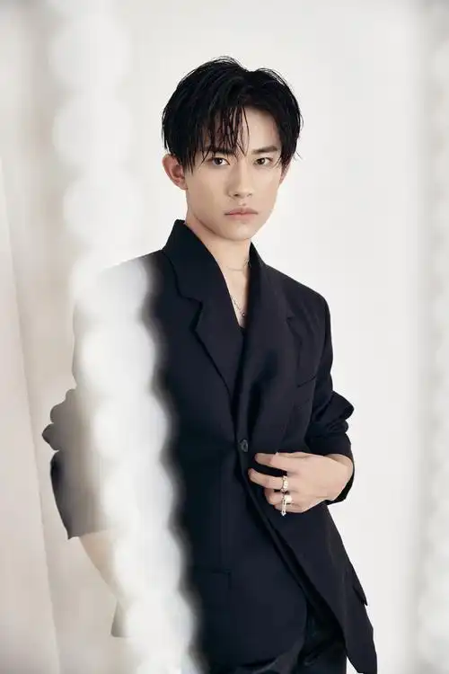 简介:易烊千玺黑色西服冷峻帅气写真,分享一组易烊千玺图片给大家,图