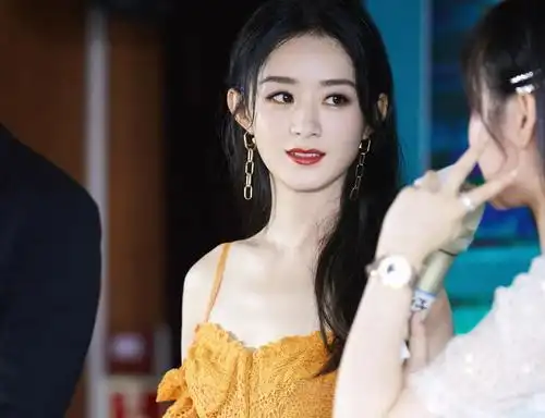 赵丽颖穿皮裤参加发布会颜值逆天像18岁生孩子堪比整容