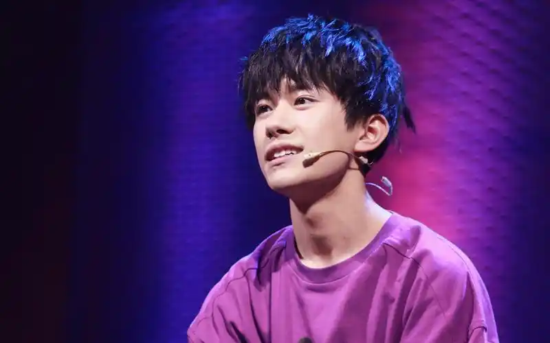 易烊千玺高清帅气图片桌面壁纸