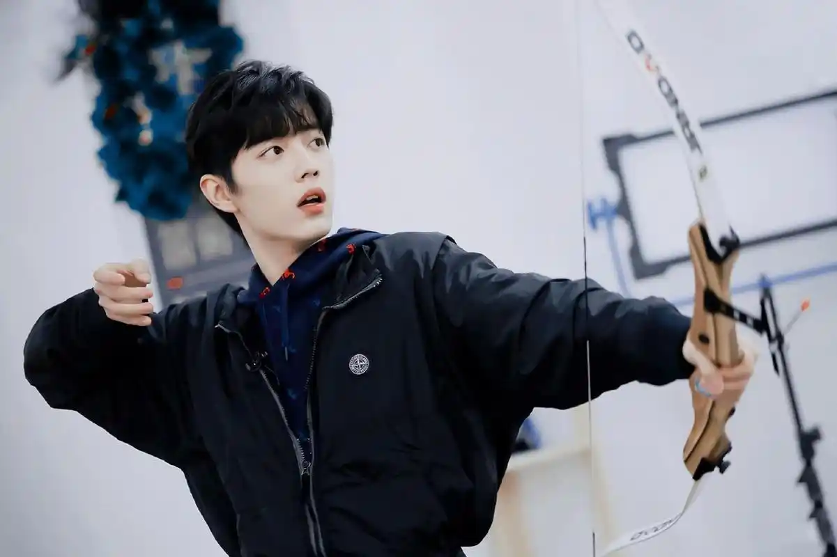 肖战资源爆棚,私生跟车事件再引热议 肖战近期的影视资源好到让人眼红