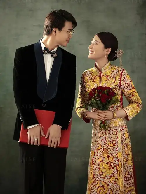 一组极简风的秀禾与西装碰撞的婚纱照