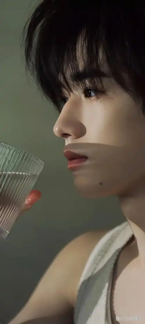 宋亚轩壁纸 走过路过千万不要错过