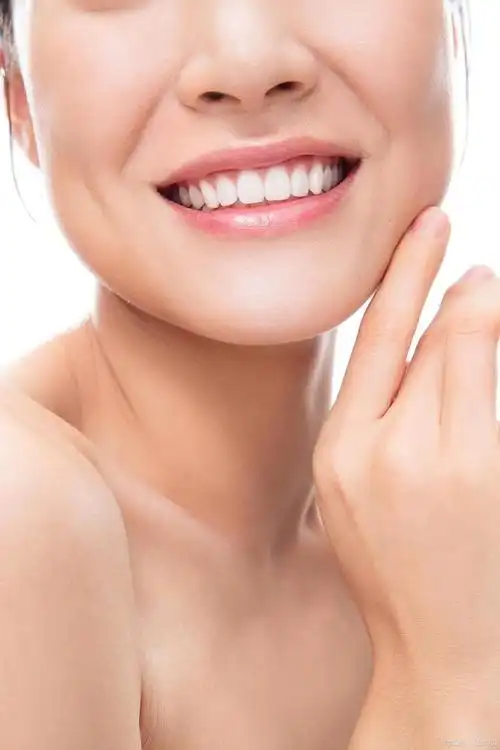 洁白的牙齿给人的第一印象非常好,说明这个人的牙齿健康,很注重细节