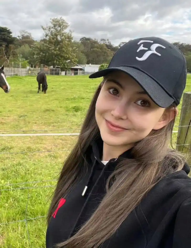 周杰伦夫妇先后晒自拍,昆凌手上戴着婚戒,两人拍照的时候都特意秀恩爱