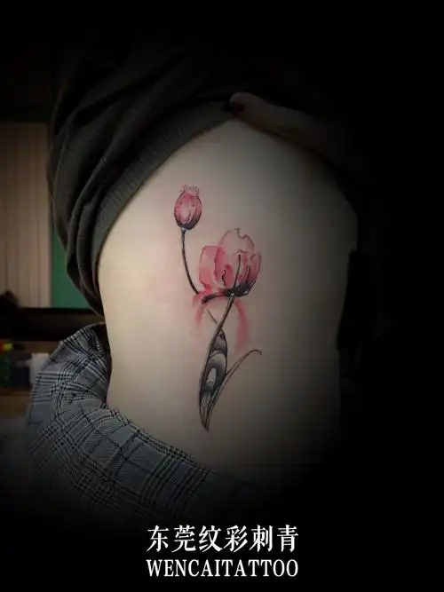 妩媚女人沈小姐侧腰上的罂粟花纹身图案 - 东莞纹彩刺青