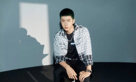 "撕漫男"王一博时尚感好强,"索隆"发型配运动风穿搭,真养眼