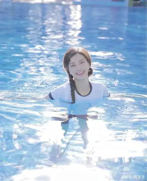 女生穿着衣服游泳,前凸后翘的身材,在水里一览无余!