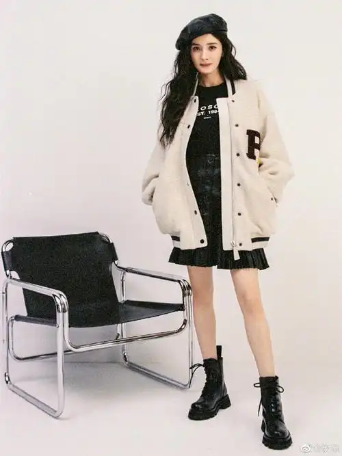 杨幂晒黑色贝雷帽随拍#杨幂黑色贝雷帽棒球服好美,混搭还得是幂幂,真