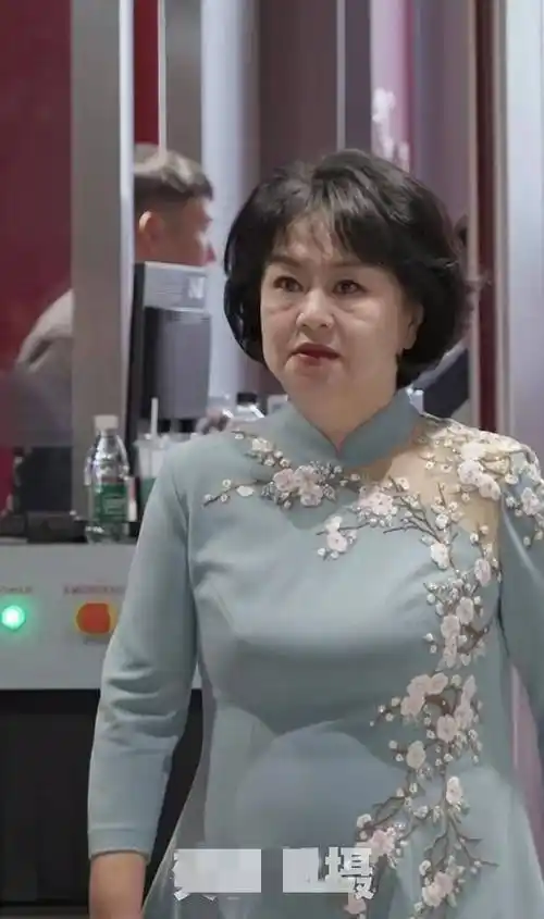 鞠萍姐姐近照曝光,58岁面相好凶眼袋好重,第一眼根本认不出来_白光_大