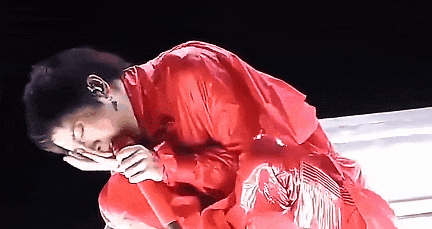 华晨宇在演唱风格上喜欢台上做法乐评人则认为这是无病呻吟