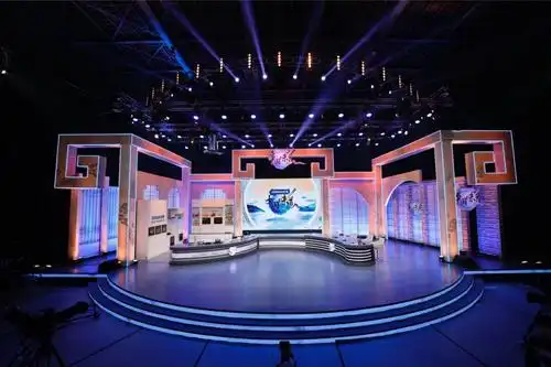 舞台分为料理区和访谈区两部分,体现了本季节目美食与文化并重的理念