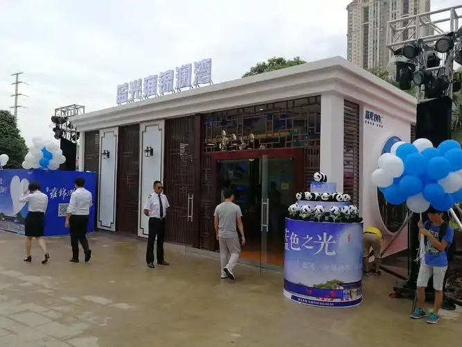 下次更新18年房地产在商场外广场上的一个临时展示点,浓烈的中式风格