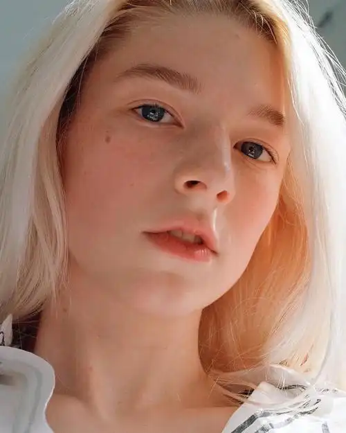 跨性别的她凭什么靠本色出演亢奋成为时尚圈新宠