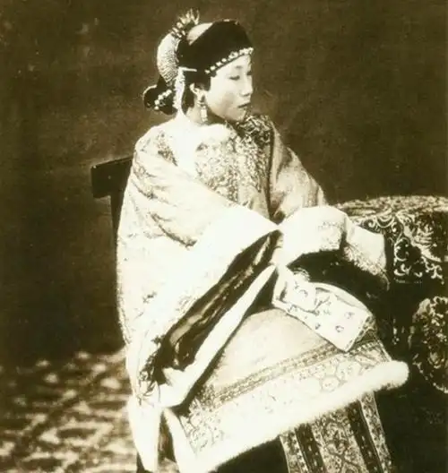 三寸金莲四寸腰是什么属相,三寸金莲四寸腰,是什么生肖?